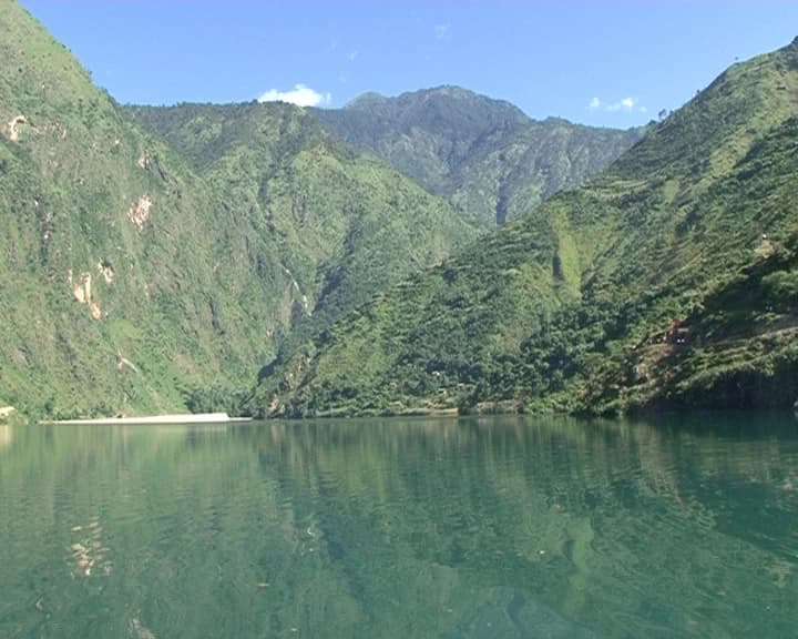 Serene shoreline and wooden boats on Syarpu Lake, Banfikot (Photo: Krish Dulal, CC BY-SA 3.0 via Wikimedia Commons)